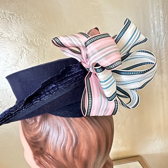 HAUTE MODE 1940S\' NAVY FELT TOPHAT + STRIPED TAFFETA BOWS + STRAW BRIM EDGING main image 11